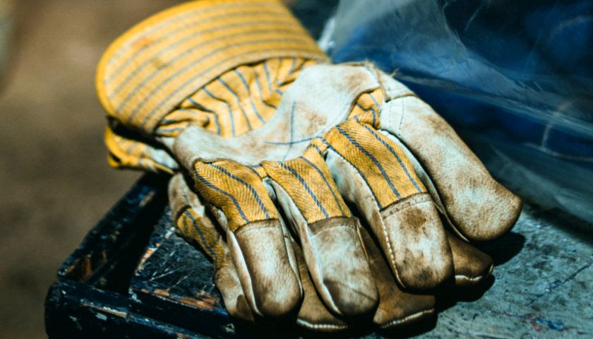Rękawice robocze i ochronne - czym się różnią i jak je dobrać?